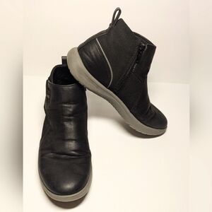 Clarks Ortholite boot.  Super comfy. Looks like a boot, fits like a sneaker